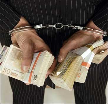 Директор Хотинського лісництва займався вимаганням грошей від робітників