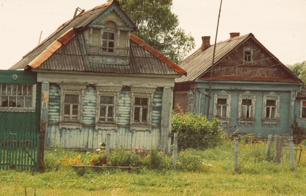 Эти домики на три окна в деревне, что находится в стороне от всех дорог...