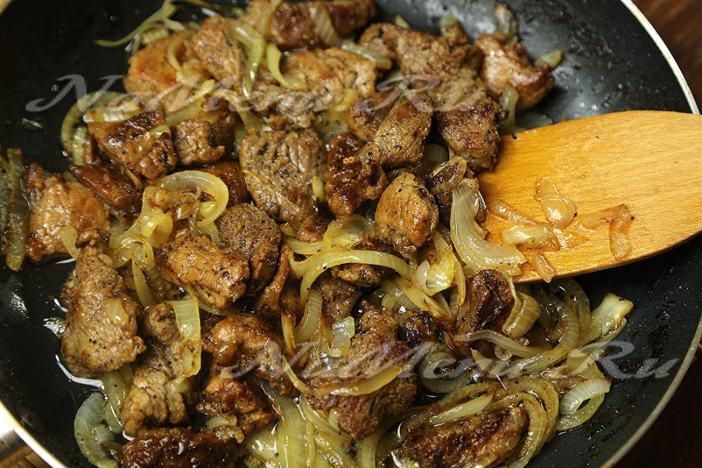 Жареное мясо с луком на сковороде рецепт пошагово Жареное мясо с луком на сковороде рецепт пошагово