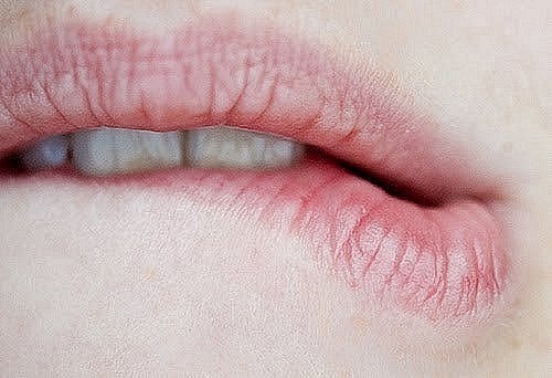 Люди закусывающие губу Люди закусывающие губу