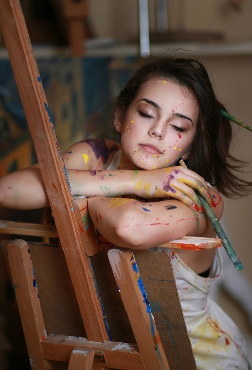 Художника рисующая девушек Художника рисующая девушек