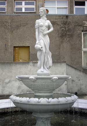 Стихи О Девушке У Фонтана