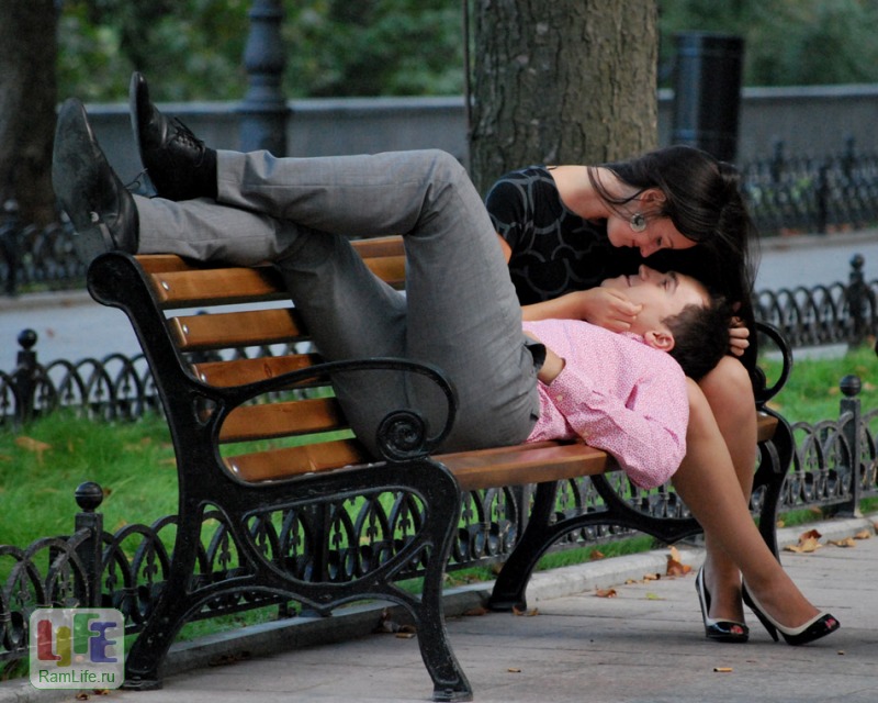 Парень нашел привязанную девушку в парке
