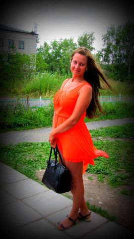 devushka-v-oranzhevom-porno-aktrisi-ssha-blondinki