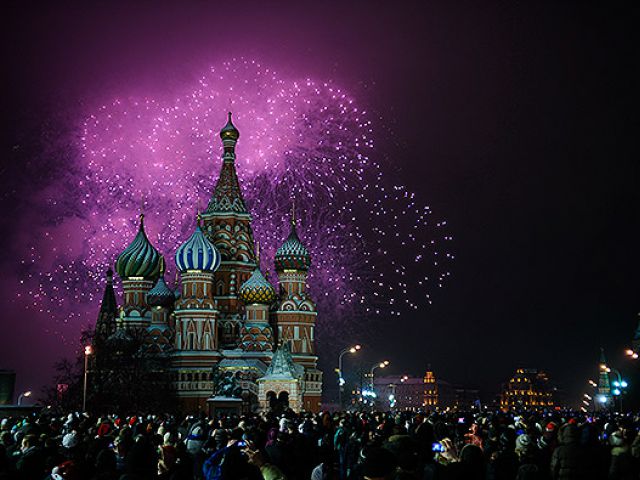 Шумит, гудит Москва