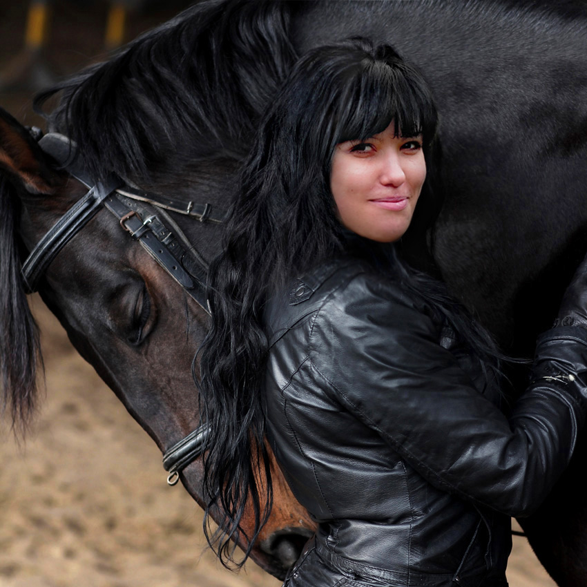 Жгучая брюнеточка со своим жеребцом Жгучая брюнеточка со своим жеребцом