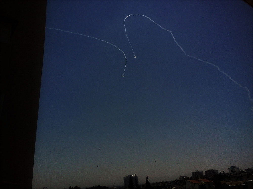 Фото ракетного обстрела Ашкелона сделано мной с балкона нашего дома.