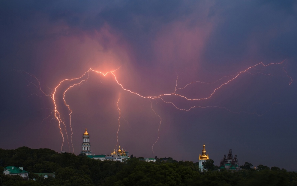 Небо прибивается к Земле грозой. Киеву